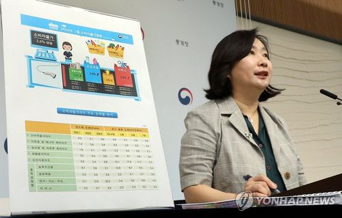 2024년 7월 소비자물가동향은(세종=연합뉴스) 배재만 기자 = 통계청 공미숙 경제동향통계심의관이 2일 오전 정부세종청사에서 2024년 7월 소비자 물가 동향에 관해 설명하고 있다. 2024.8.2 scoop@yna.co.kr