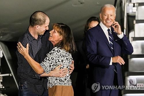 미국에 도착해 어머니와 포옹하는 에반 게르시코비치[UPI=연합뉴스]