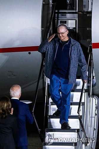 경례하는 폴 휠런[EPA=연합뉴스]