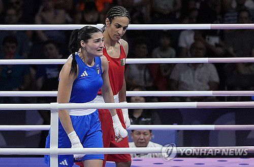 성별 논란 불거진 칼리프와 대결해 경기 시작 46초 만에 기권한 카리니(왼쪽)[AP 연합뉴스 자료사진. 재판매 및 DB 금지]