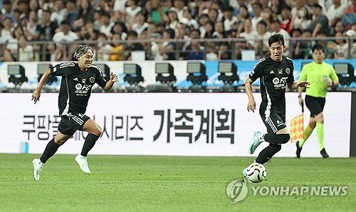 이승우 '폭풍 드리블'(서울=연합뉴스) 김성민 기자 = 31일 서울월드컵경기장에서 열린 2024 쿠팡플레이 시리즈 토트넘과 팀 K리그의 경기. 팀 K리그 이승우가 드리블을 하고 있다. 2024.7.31 ksm7976@yna.co.kr