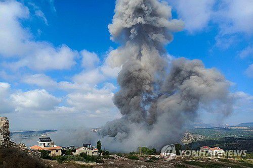 지난 1일(현지시간) 레바논 남부에서 이스라엘의 공습 후 연기가 피어오르고 있다.   [AFP 연합뉴스 자료사진. 재판매 및 DB 금지]