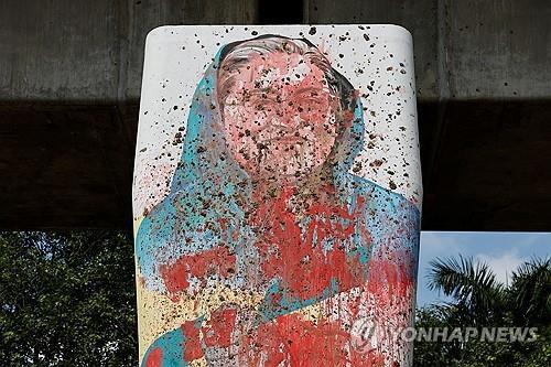 훼손된 방글라데시 수도 다카의 하시나 전 총리 벽화[로이터 연합뉴스 자료사진. 재판매 및 DB 금지]