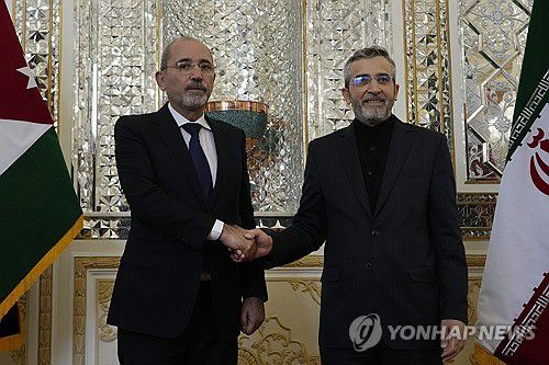 이란을 방문한 요르단의 아이만 사다피 외무부장관(왼쪽)이 알리 바게리 카니 이란 외무장관 대행과 악수하고 있다.[AP 연합뉴스. 재판매 및 DB 금지]