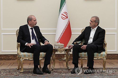 이란 대통령, 요르단 외무장관과 회담(EPA=연합뉴스) 4일(현지시간) 마수드 페제시키안 이란 대통령(오른쪽)이 테헤란을 방문한 아이만 사파디 요르단 외무장관과 회담하고 있다. 사파디 장관은 긴장 완화를 촉구했으나 페제시키안 대통령은 하마스 1인자 암살과 관련해 이스라엘에 보복하겠다는 입장을 재확인 한 것으로 전해졌다. [이란 대통령실 제공]