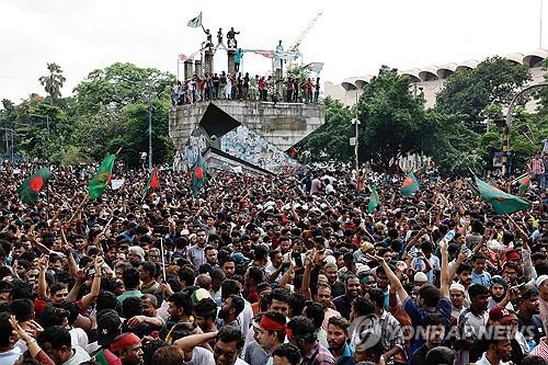 5일 방글라데시 총리 사임에 기뻐하는 다카 시민들[로이터 연합뉴스 자료사진. 재판매 및 DB 금지]