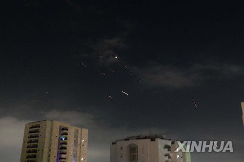 지난 4월 이스라엘 텔아비브 상공에서 격추되는 이란의 미사일[신화 연합뉴스 자료사진]