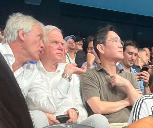 이재용 삼성전자 회장(서울=연합뉴스) 이재용 삼성전자 회장이 지난 3일(현지시간) 파리 올림픽에서 피터 베닝크 ASML 전 CEO(왼쪽), 마틴 반 덴 브링크 ASML CTO(가운데)와 함께 수영 경기를 보고 있다. 2024.8.8. [웨이보 캡처. 재판매 및 DB 금지]