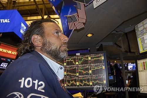 미국 뉴욕증권거래소의 한 트레이더[AP 연합뉴스 자료사진. 재판매 및 DB 금지]