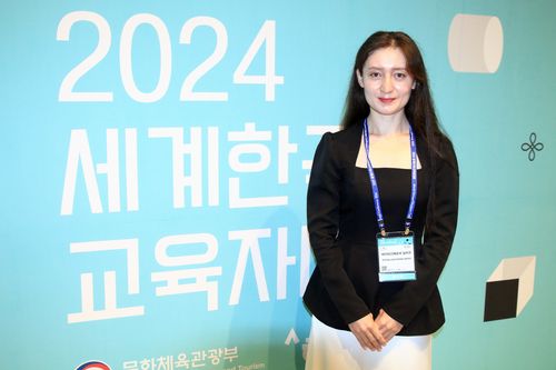 '2024 세계한국어교육자대회'서 문체부장관상 받은 카자흐스탄 세종학당 교원(서울=연합뉴스) 성도현 기자 = 주카자흐스탄 한국문화원 세종학당 소속 한국어 교원 바이마간베토바 딜바르 씨가 8일 서울 중구 신라호텔에서 연합뉴스와 인터뷰를 한 뒤 포즈를 취하고 있다. 그는 우수교원 공모전 시상식에서 외국인으로서는 처음 최우수 교원으로 선정돼 문화체육관광부 장관상을 받았다. 2024.8.8 raphael@yna.co.kr