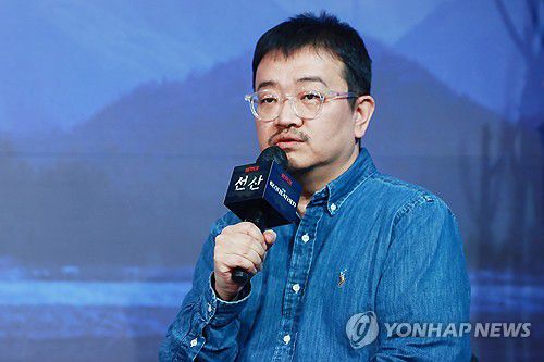 넷플릭스 작품 설명하는 연상호 감독올해 1월 12일 연상호 감독이 넷플릭스 오리지널 시리즈 '선산' 제작발표회가 열린 서울 중구 앰배서더 서울 풀만 호텔에서 기자들의 질문에 답하는 모습. [연합뉴스 자료사진]