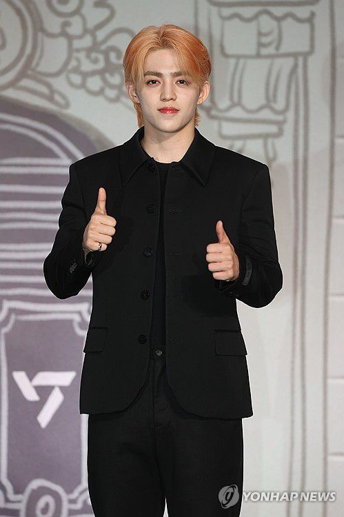 포즈 취하는 에스쿱스(서울=연합뉴스) 류효림 기자 = 그룹 세븐틴의 에스쿱스가 4월 29일 서울 여의도 콘래드호텔에서 열린 베스트 앨범 '17 IS RIGHT HERE' (세븐틴 이즈 라이트 히어) 발매기념 기자간담회에서 포즈를 취하고 있다. 2024.4.29 ryousanta@yna.co.kr