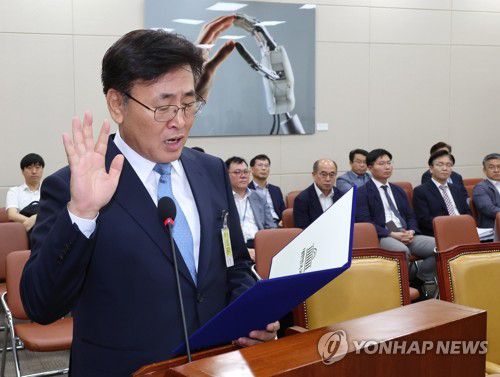 선서하는 유상임 과기부 장관 후보자(서울=연합뉴스) 김주성 기자 = 유상임 과학기술정보통신부 장관 후보자가 8일 오전 국회 과학기술정보방송통신위원회에서 열린 인사청문회에서 선서하고 있다. 2024.8.8 utzza@yna.co.kr