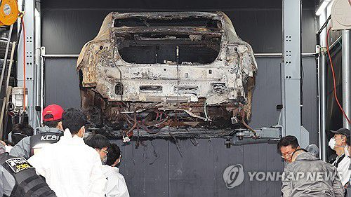 청라 아파트 화재 전기차 2차 합동 감식(인천=연합뉴스) 임순석 기자 = 8일 오전 인천 서구 한 공업사에서 경찰과 소방, 국립과학수사연구원, 벤츠 등 관계자들이 지난 1일 청라 아파트 지하 주차장에서 화재가 발생한 전기차에 대한 2차 합동 감식을 하고 있다. 2024.8.8 soonseok02@yna.co.kr