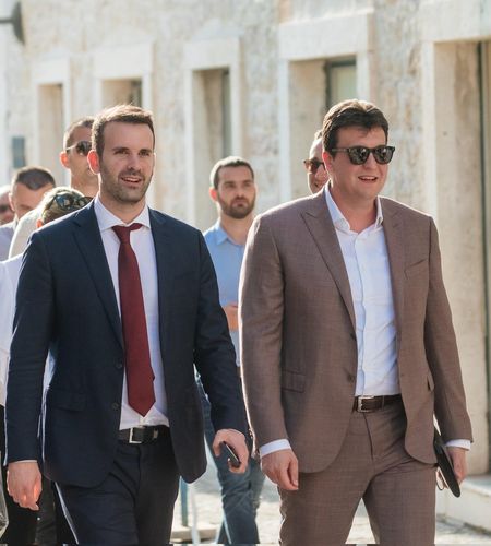 2023년 6월 밀로비치 전 법무부 장관(오른쪽)과 스파이치 총리의 모습[밀로비치 전 법무부 장관 엑스 캡처. 재판매 및 DB 금지]