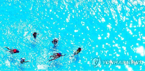 뙤약볕 아래 물놀이[연합뉴스 자료사진]