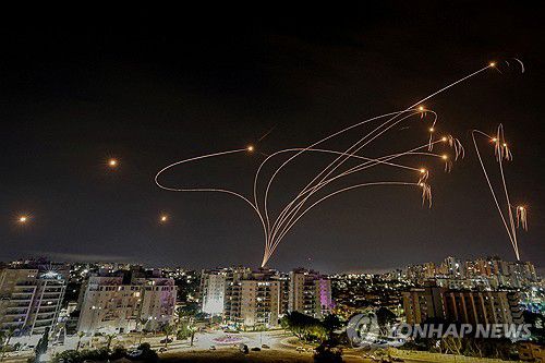 가자지구에서 날아오는 로켓을 막아내는 이스라엘 저고도 방공망[로이터 연합뉴스자료사진. 재판매 및 DB 금지]
