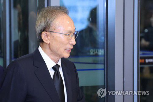 윤 대통령 부친 빈소 찾은 이명박 전 대통령(서울=연합뉴스) 신현우 기자 = 이명박 전 대통령이 15일 오후 서울 서대문구 신촌세브란스병원 장례식장에 마련된 윤석열 대통령의 부친 윤기중 연세대 명예교수의 빈소로 향하고 있다. 2023.8.15 nowwego@yna.co.kr