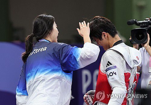 안도하는 서건우-오혜리 코치(파리=연합뉴스) 임화영 기자 = 9일(현지시간) 프랑스 파리 그랑팔레에서 열린 2024 파리올림픽 태권도 남자 80kg급 16강전에 출전한 한국 서건우가 칠레 호아킨 추르칠에게 승리한 뒤 오혜리 코치와 기뻐하고 있다. 2024.8.9 hwayoung7@yna.co.kr