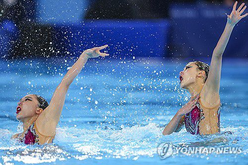 한 몸처럼 연기 펼치는 이리영-허윤서(파리=연합뉴스) 김도훈 기자 = 9일(현지시간) 프랑스 파리 아쿠아틱센터에서 열린 2024 파리올림픽 여자 아티스틱스위밍 듀엣 예선에 출전한 한국의 이리영-허윤서가 연기를 펼치고 있다. 2024.8.10 superdoo82@yna.co.kr