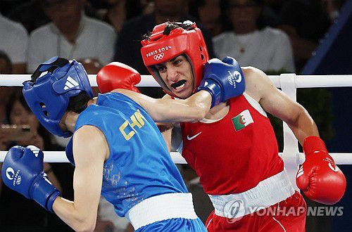 이마네 칼리프 결승전(파리=연합뉴스) 신준희 기자 = 9일(현지시간) 프랑스 파리 롱랑가로스 경기장에서 열린 2024 파리올림픽 복싱 여자 66kg급 결승전에서 성별 논란에 휩싸였던 알제리의 이마네 칼리프(붉은색)가 중국의 양류를 상대로 경기를 펼치고 있다. 2024.8.10 hama@yna.co.kr
