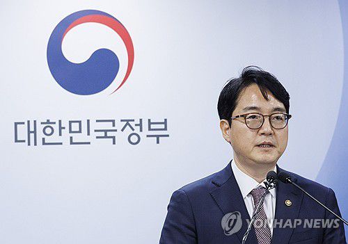 2024년 설 특별사면 발표하는 심우정 법무부 차관 (서울=연합뉴스) 황광모 기자 = 법무부 장관 대행인 심우정 차관이 6일 오전 서울 종로구 정부서울청사에서 2024년 설 특별사면을 발표하고 있다. 2024.2.6 hkmpooh@yna.co.kr