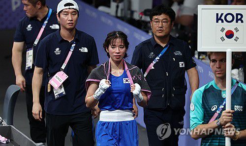 임애지(파리=연합뉴스) 김인철 기자 = 4일(현지시간) 프랑스 파리 노스 아레나에서 열린 2024 파리올림픽 복싱 여자 54㎏급 준결승에서 튀르키예 하티세 아크바시에게 패한 한국 임애지가 아쉬워하며 경기장을 나서고 있다. 2024.8.5 yatoya@yna.co.kr
