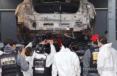 화재 전기차 2차 합동 감식하는 벤츠 관계자(인천=연합뉴스) 임순석 기자 = 8일 오전 인천 서구 한 공업사에서 경찰과 소방, 국립과학수사연구원, 벤츠 등 관계자들이 지난 1일 청라 아파트 지하 주차장에서 화재가 발생한 전기차에 대한 2차 합동 감식을 하고 있다. 2024.8.8 soonseok02@yna.co.kr