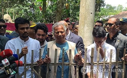 경찰 진압에 숨진 대학생 집 방문한 유누스 과도정부 최고 고문[AFP 연합뉴스 자료사진. 재판매 및 DB 금지]