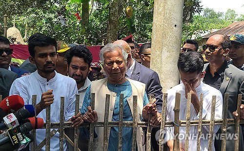 경찰 진압에 숨진 대학생 집 방문한 유누스 과도정부 최고 고문[AFP 연합뉴스 자료사진. 재판매 및 DB 금지]