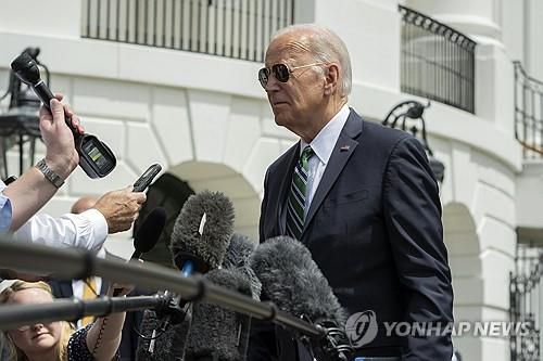 언론과 질의응답하는 바이든[워싱턴 AP=연합뉴스. 재판매 및 DB 금지]