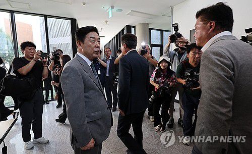 인사하는 김형석 독립기념관장(천안=연합뉴스) 김준범 기자 = 김형석 독립기념관장이 14일 오전 충남 천안 독립기념관 겨레누리관에서 자료 열람을 하기 위해 방문한 더불어민주당 정무위원회 위원들에게 인사하고 있다. 2024.8.14 psykims@yna.co.kr
