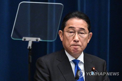 총리직 퇴임 의사 밝히는 日 기시다(도쿄 AFP=연합뉴스) 기시다 후미오 일본 총리가 14일 도쿄 총리 관저에서 기자회견을 하고 있다. 이날 기시다 총리는 내달 하순께 치러지는 집권 자민당 총재 선거에 불출마한다고 밝혔다. 2024.08.14 passion@yna.co.kr