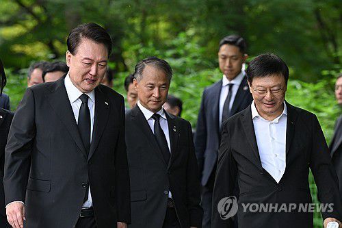 윤석열 대통령, 육영수 여사 서거 50주기 맞아 묘역 참배(서울=연합뉴스) 진성철 기자 = 윤석열 대통령이 15일 육영수 여사 서거 50주기를 맞아 서울 동작구 국립서울현충원 내 육영수 여사 묘역을 찾아 참배한 뒤 유족인 박지만 회장과 이야기를 나누며 걷고 있다. 2024.8.15  [대통령실 제공. 재판매 및 DB 금지] zjin@yna.co.kr