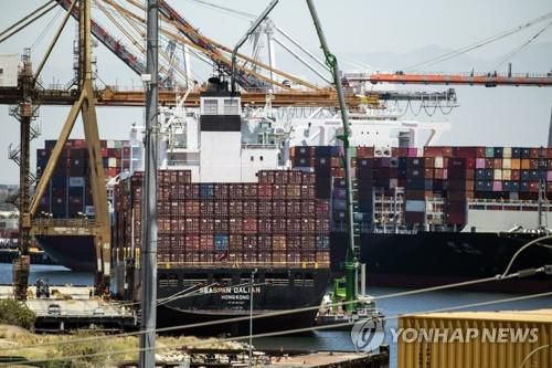 미국 로스앤젤레스 항의 컨테이너들[EPA 연합뉴스 자료사진. 재판매 및 DB 금지]