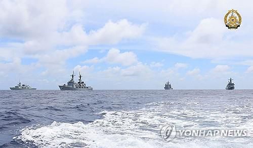 PHILIPPINES-US-CANADA-AUSTRALIA-DEFENCE-MARITIME(마닐라 AFP=연합뉴스) 7일(현지시간) 남중국해 필리핀 배타적경제수역(EEZ)에서 미국·필리핀·호주·캐나다가 실시한 공중·해상 합동훈련에 참가한 군함들의 모습. 왼쪽부터 캐나다 호위함 몬트리올, 필리핀군 초계함 라몬 알카라즈, 미군 순양함 레이크 이리, 필리핀군 호위함 호세 리잘. 2024.08.07
