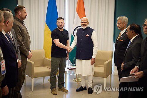 악수하는 볼로디미르 젤렌스키 우크라이나 대통령(왼쪽)과 나렌드라 모디 인도 총리 나렌드라 모디 인도 총리와 볼로디미르 젤렌스키 우크라이나 대통령이 2024년 6월 14일(현지시간) 이탈리아 동남부 풀리아주 보르고 에냐치아 리조트에서 열린 주요 7개국(G7) 정상회의를 계기로 양자회담을 한 뒤 악수하고 있다. [EPA 연합뉴스 자료사진. 재판매 및 DB 금지]