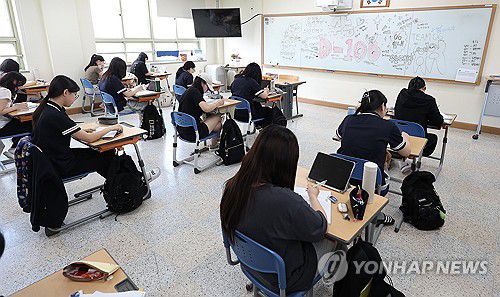 2025학년도 대학수학능력시험을 100일 앞둔 지난 6일 대구의 한 고등학교 3학년 교실에서 수험생들이 자습하고 있다. [연합뉴스 자료사진. 재판매 및 DB 금지]