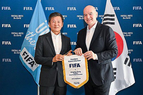 정몽규 대한축구협회장과 잔니 인판티노 FIFA 회장(서울=연합뉴스) 정몽규 대한축구협회장이 2024 파리 올림픽이 진행 중인 프랑스 파리에서 최근 국제축구연맹(FIFA)의 잔니 인판티노 회장과 면담한 걸로 확인됐다.     FIFA는 6일(현지시간) "인판티노 회장이 정몽규 대한축구협회 회장과 파리에서 만났다"며 면담 장면을 담은 사진을 여러 장 공개했다. 2024.8.7 [FIFA 제공. 재판매 및 DB금지] photo@yna.co.kr