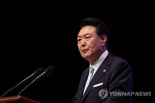 윤석열 대통령, '8.15 통일 독트린' 발표(서울=연합뉴스) 진성철 기자 = 윤석열 대통령이 15일 서울 종로구 세종문화회관에서 열린 제79주년 광복절 경축식에서 경축사를 하며 '8.15 통일 독트린'을 발표하고 있다. 2024.8.15   [대통령실통신사진기자단] zjin@yna.co.kr