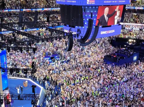 미국 민주당 전당대회(시카고=연합뉴스) 김동현 특파원 = 조 바이든 미국 대통령이 19일(현지시간) 민주당의 첫날 전당대회에서 딸 애슐리 바이든과 인사하고 있다. photo@yna.co.kr 2024.8.19