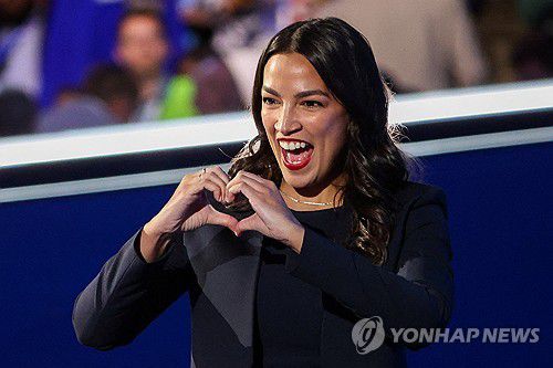 오카시오-코르테스 미국 연방 하원의원(시카고 로이터=연합뉴스) 알렉산드리아 오카시오-코르테스 미국 하원의원이 19일(현지시간) 시카고에서 열린 민주당 전당대회에서 발언하면서 손으로 하트 모양을 만들고 있다. 2024.8.19