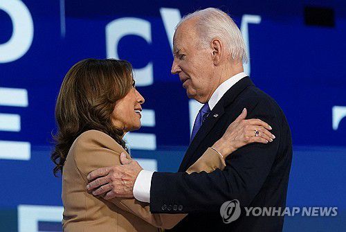미국 바이든 대통령과 해리스 부통령(시카고 로이터=연합뉴스) 조 바이든 미국 대통령과 민주당의 새 대선 후보인 카멀라 해리스 부통령이 19일(현지시간) 시카고에서 열린 민주당 전당대회에서 포옹하고 있다. 2024.8.19