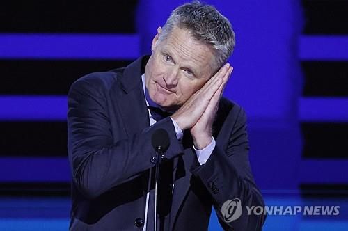 커리의 '잘자' 세리머니 따라 하며 트럼프 조롱하는 스티브 커[시카고 UPI=연합뉴스]