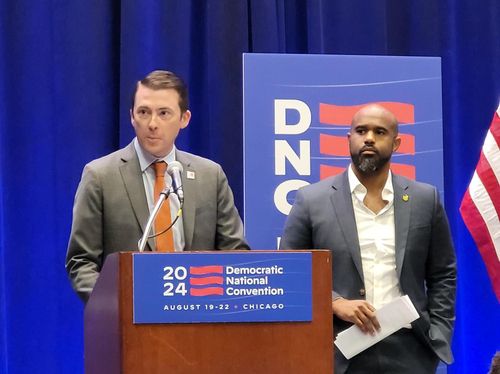 미국 민주당 전당대회 언론 브리핑(시카고=연합뉴스) 김동현 특파원 = 알렉스 혼브룩 민주당 전당대회 조직위원회 사무국장(왼쪽)과 마이클 타일러 해리스-월즈 캠프 공보국장이 20일(현지시간) 민주당 전당대회가 열린 시카고에서 언론 브리핑을 하고 있다. photo@yna.co.kr 2024.8.20