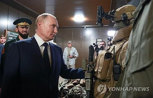 20일 체첸 병력 격려하는 푸틴 대통령[스푸트니크=연합뉴스 자료사진]