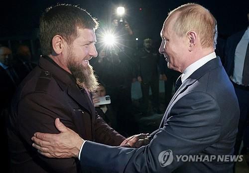 20일 체첸 수장 환대 받는 푸틴 대통령[스푸트니크=연합뉴스 자료사진]