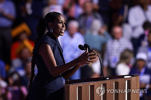 20일(현지시간) 미국 민주당 전당대회에서 연설하는 미셸 오바마 여사 [AFP 연합뉴스]