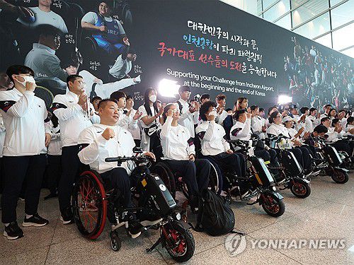 선전 다짐하는 파리 패럴림픽 대한민국 선수단(영종도=연합뉴스) 이지은 기자 = 2024 파리 패럴림픽에 출전하는 대한민국 선수단 본단이 21일 오전 인천국제공항에서 출국하기 전 선전을 다짐하며 기념 촬영을 하고 있다. 2024.8.21 jieunlee@yna.co.kr
