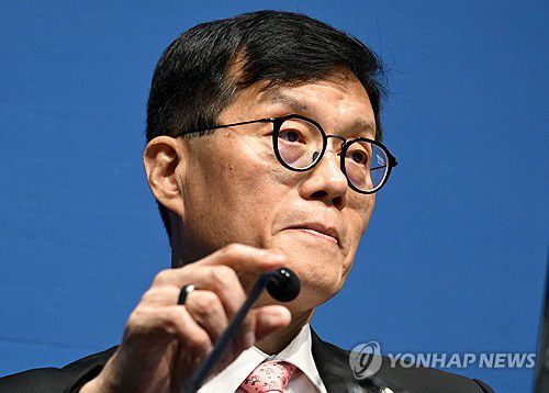 질문 듣는 이창용 한국은행 총재(서울=연합뉴스) 이창용 한국은행 총재가 22일 오전 서울 중구 한국은행에서 열린 통화정책방향 기자간담회에서 취재진 질문을 듣고 있다. 2024.8.22 [사진공동취재단] photo@yna.co.kr